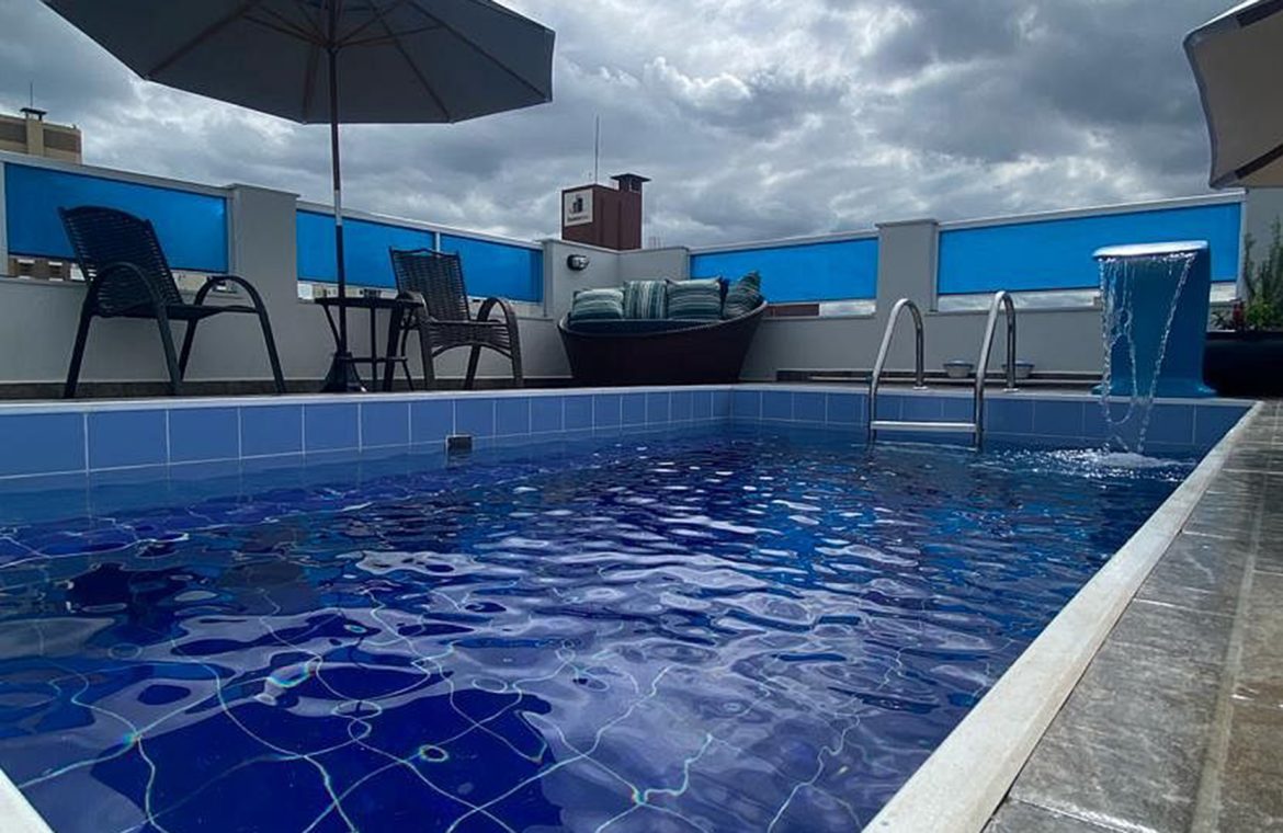COBERTURA DE 73,00m² COM 3 DORMITÓRIOS, 1 SUÍTE SEMIMOBILIADO, COM BANHEIRA DE HIDROMASSAGEM NO CENTRO, CRICIÚMA
