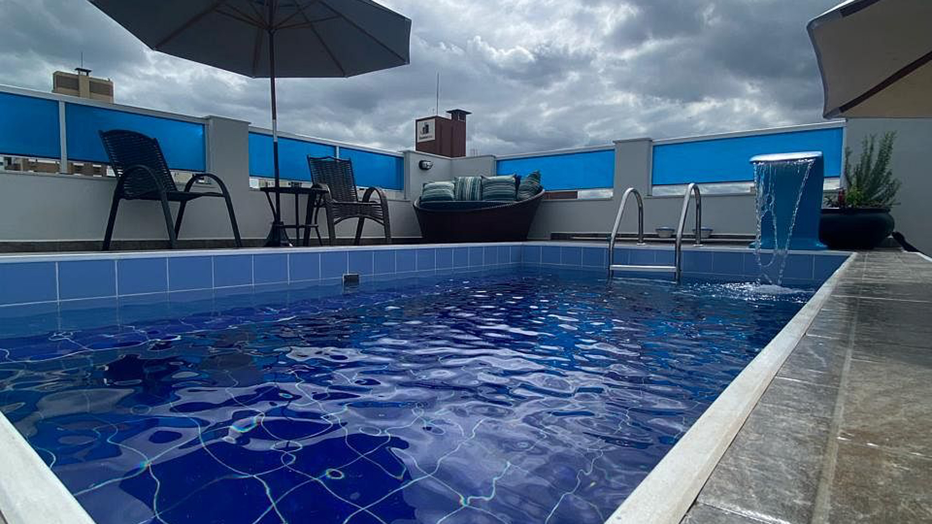 COBERTURA DE 73,00m² COM 3 DORMITÓRIOS, 1 SUÍTE SEMIMOBILIADO, COM BANHEIRA DE HIDROMASSAGEM NO CENTRO, CRICIÚMA