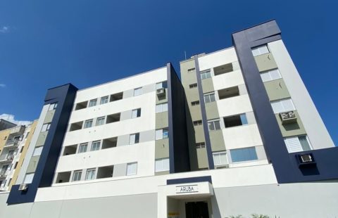 APARTAMENTO SEMI-MOBILIADO – 02 QUARTOS COM SUÍTE, SACADA COM CHIRRASQUEIRA, RES. ILHAS DO CARIBE, CRICIÚMA-SC