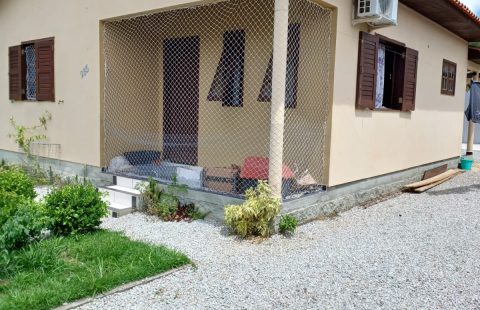 CASA SEMI MOBILIADA, COM 2 DORMITÓRIOS, 2 SUÍTES, GARAGEM PARA 2 CARROS, QUARTA LINHA, CRICIÚMA