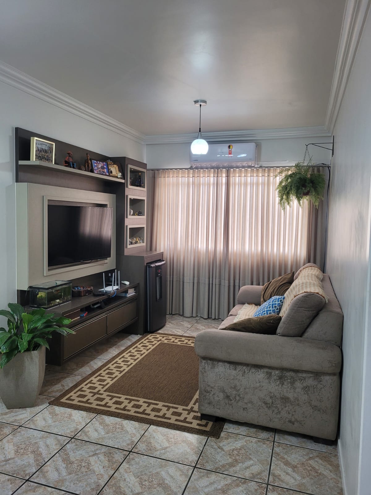 APTO COM 2 QUARTOS, SEMI MOBILIADO, TV's, AR CONDICIONADO EM TODOS OS CÔMODOS, B. MILANESE, CRICIÚMA