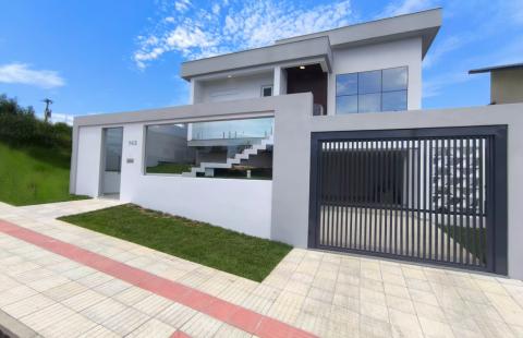 Casa de Alto Padrão com 3 dormitórios sendo 1 suíte com sacada, espaço gourmet com churrasqueira a carvão, garagem para 2 carros